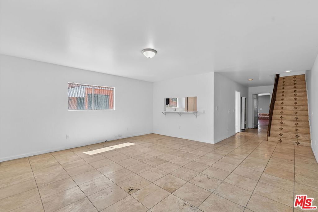 913 E 92nd Street Property Photo 4