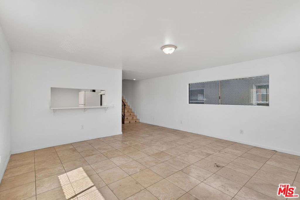 913 E 92nd Street Property Photo 5