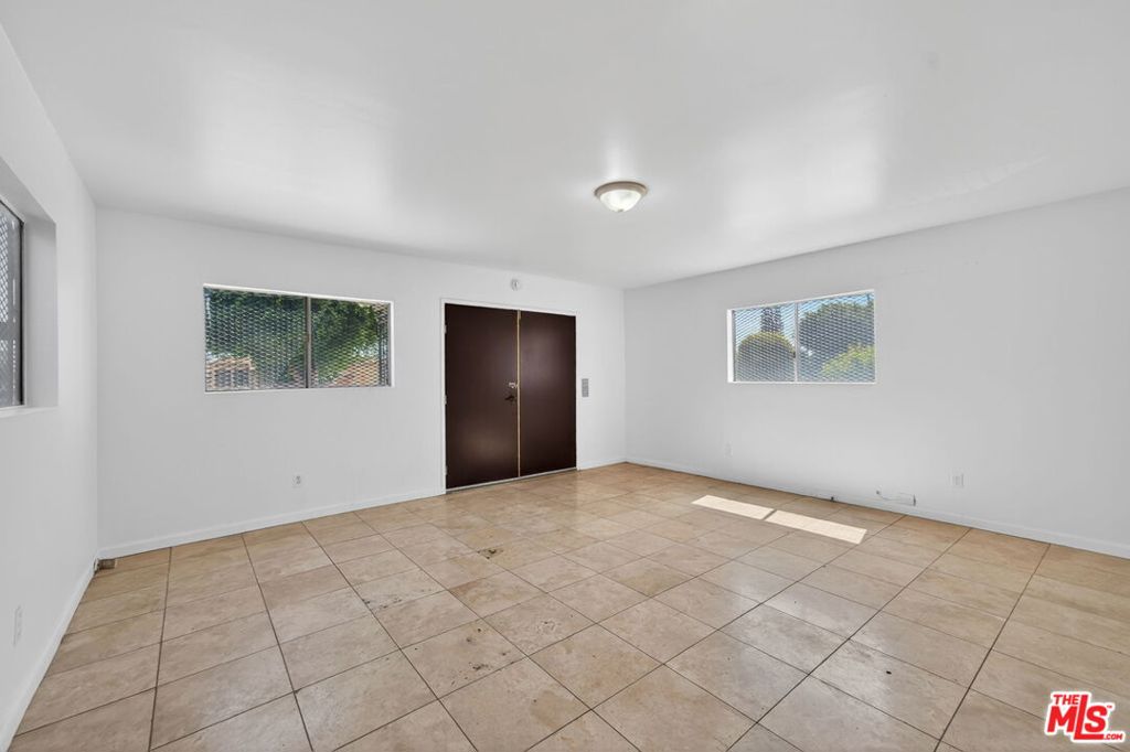 913 E 92nd Street Property Photo 6