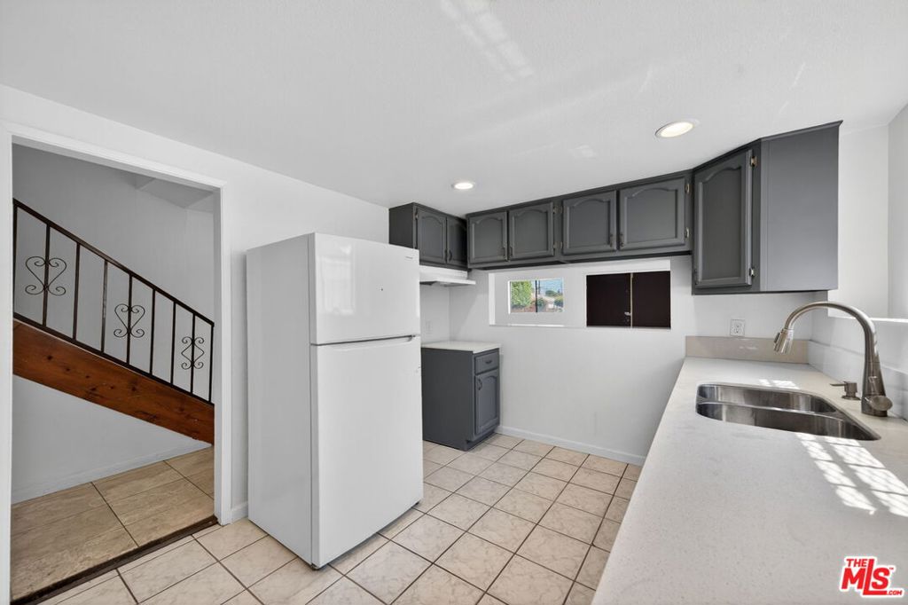 913 E 92nd Street Property Photo 12