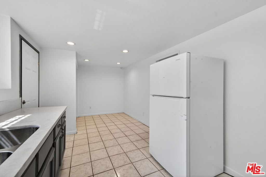 913 E 92nd Street Property Photo 14