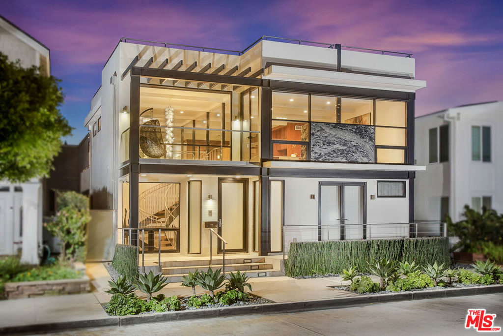 2105 E Balboa Boulevard Property Photo 1