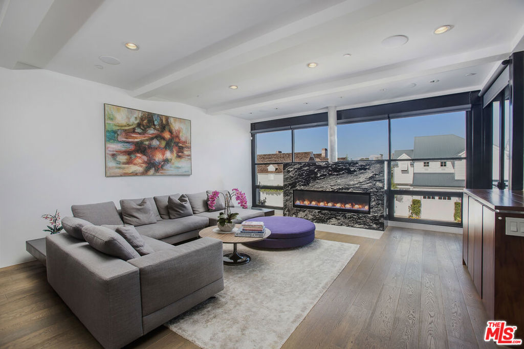 2105 E Balboa Boulevard Property Photo 8