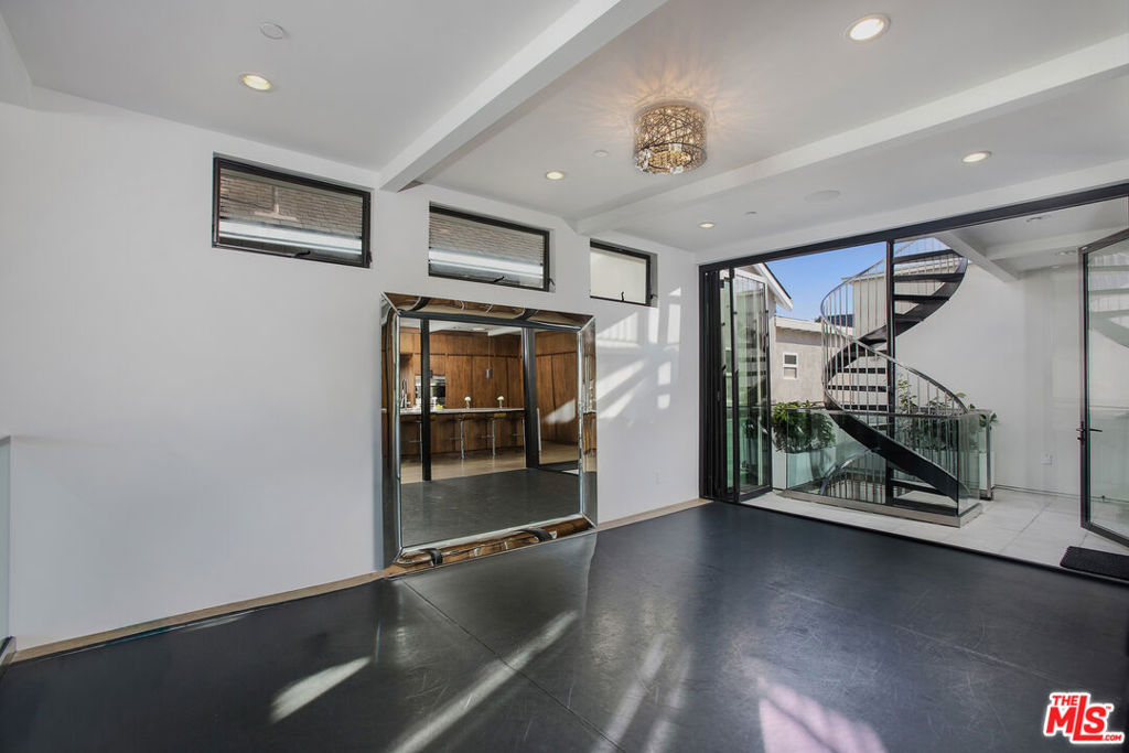2105 E Balboa Boulevard Property Photo 24