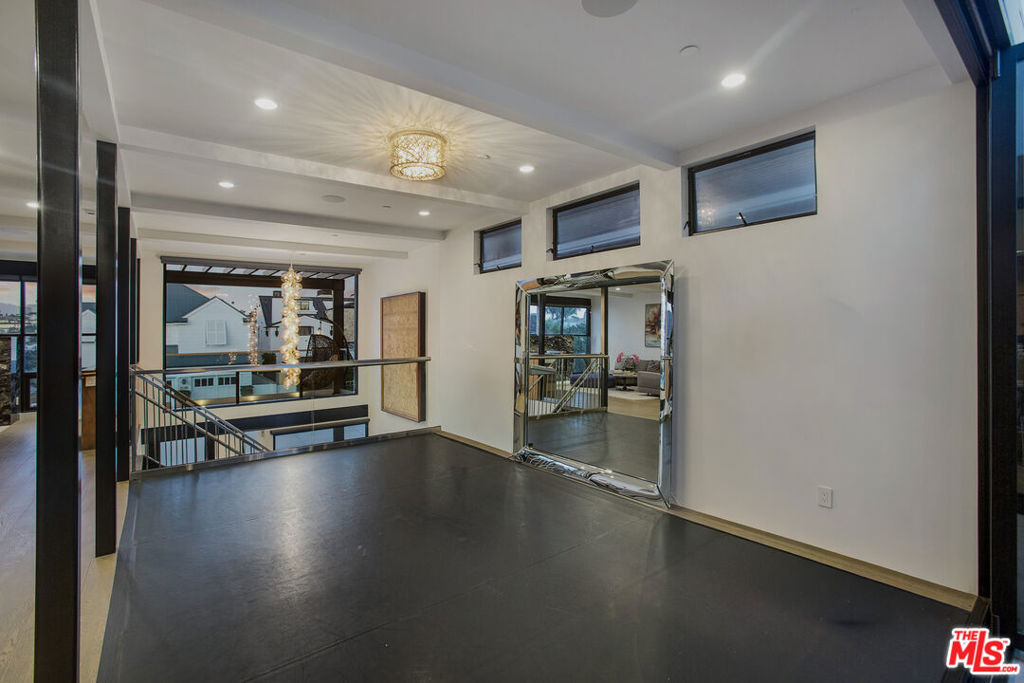 2105 E Balboa Boulevard Property Photo 26