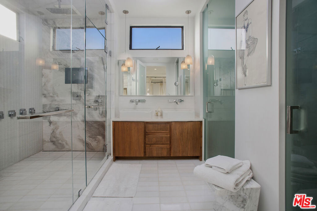 2105 E Balboa Boulevard Property Photo 32