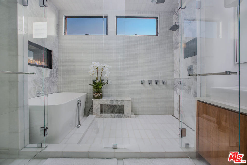 2105 E Balboa Boulevard Property Photo 33