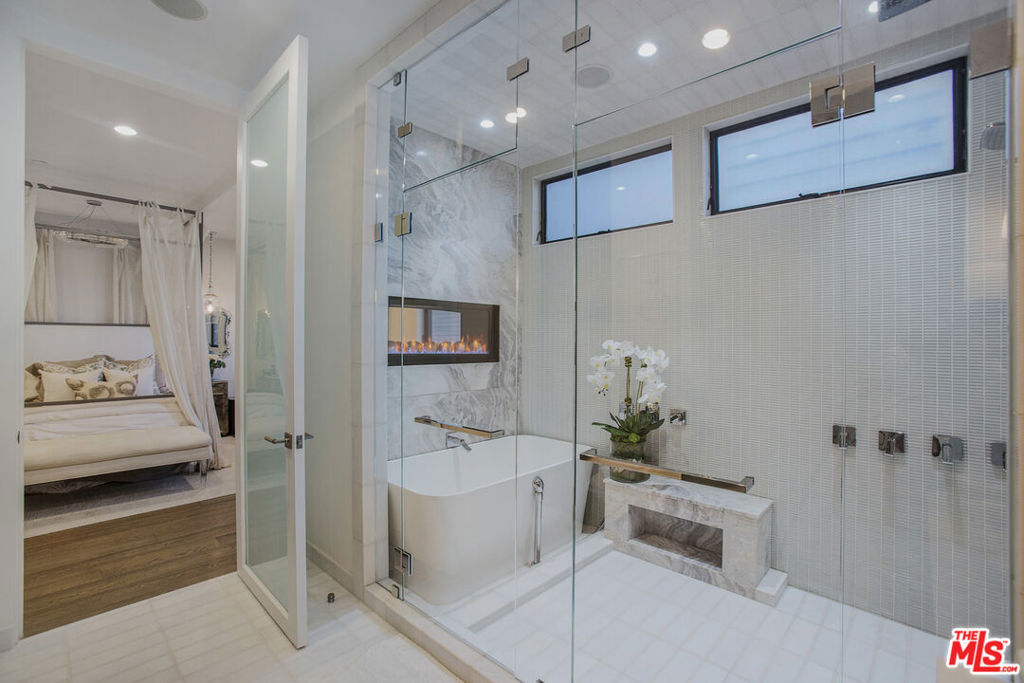 2105 E Balboa Boulevard Property Photo 34