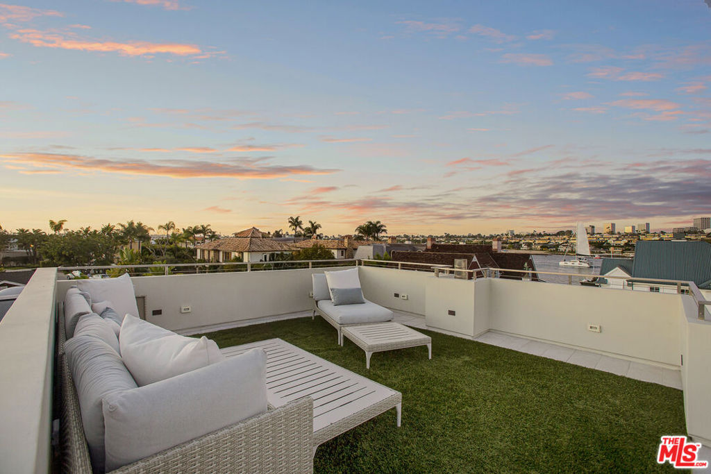 2105 E Balboa Boulevard Property Photo 36