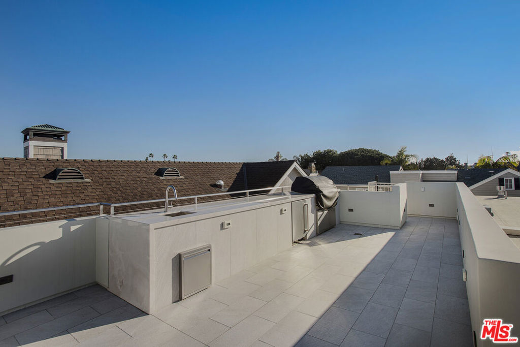 2105 E Balboa Boulevard Property Photo 37