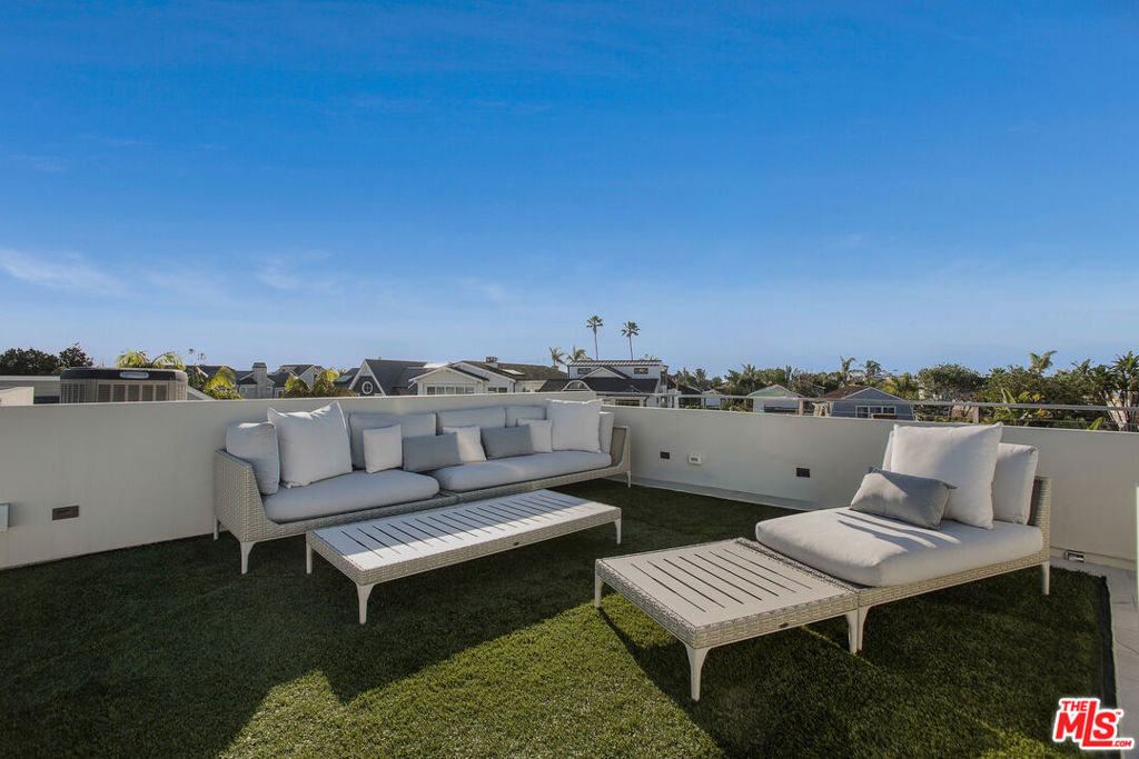 2105 E Balboa Boulevard Property Photo 38