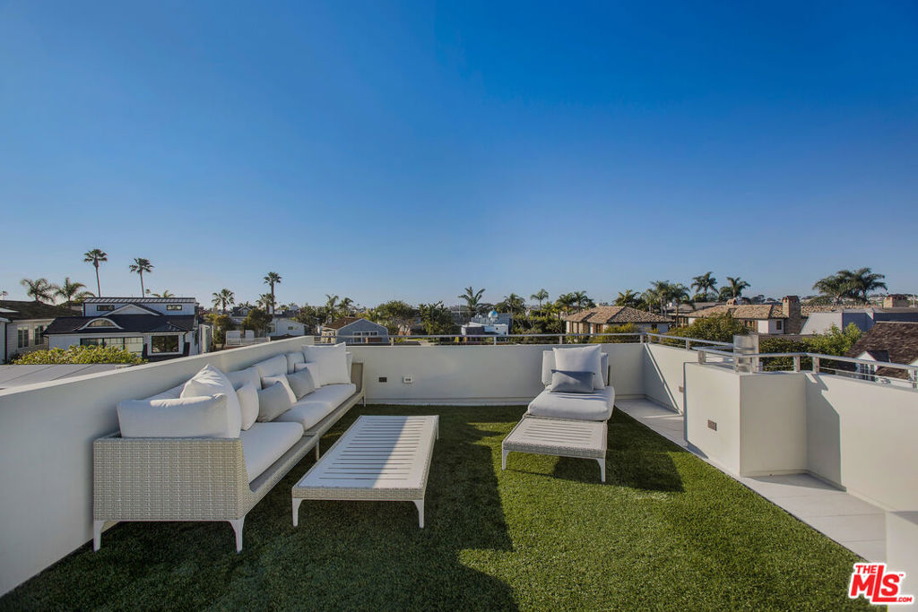 2105 E Balboa Boulevard Property Photo 39
