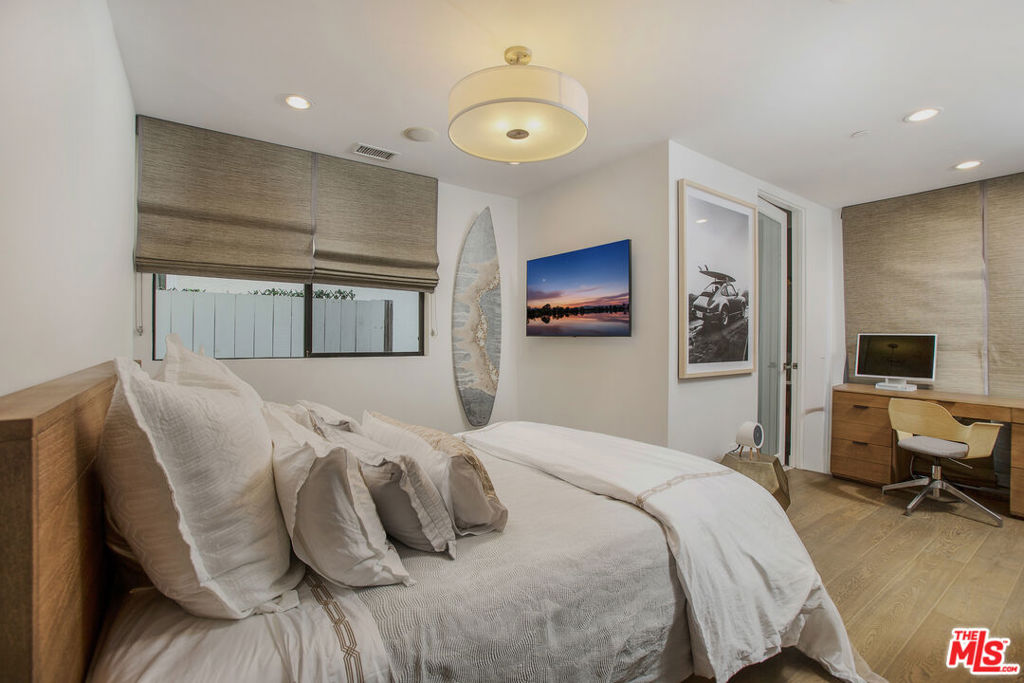 2105 E Balboa Boulevard Property Photo 42