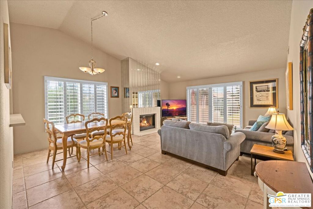 688 Vista Lago Circle Property Photo 4
