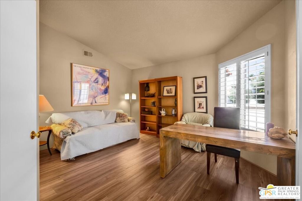 688 Vista Lago Circle Property Photo 8
