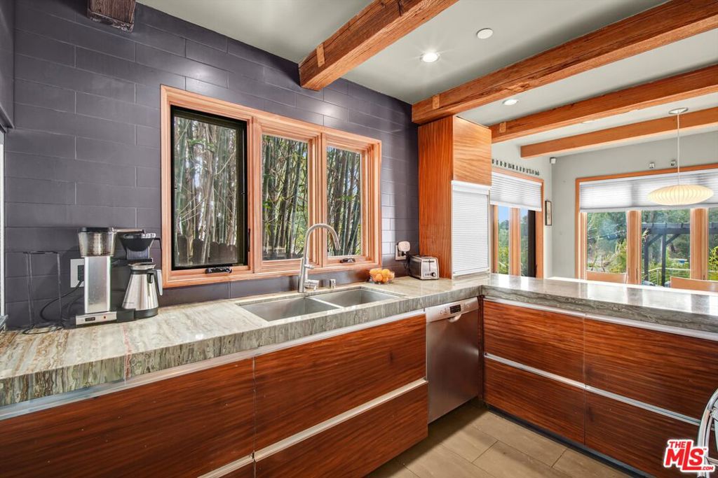 1421 Fernwood Pacific Drive Property Photo 6