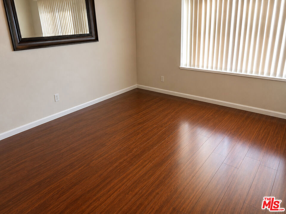 9014 S Fir Avenue Property Photo 6