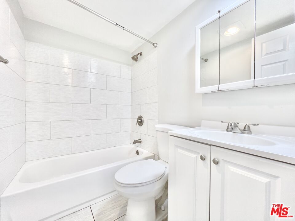 7437 Haskell Avenue Property Photo 8
