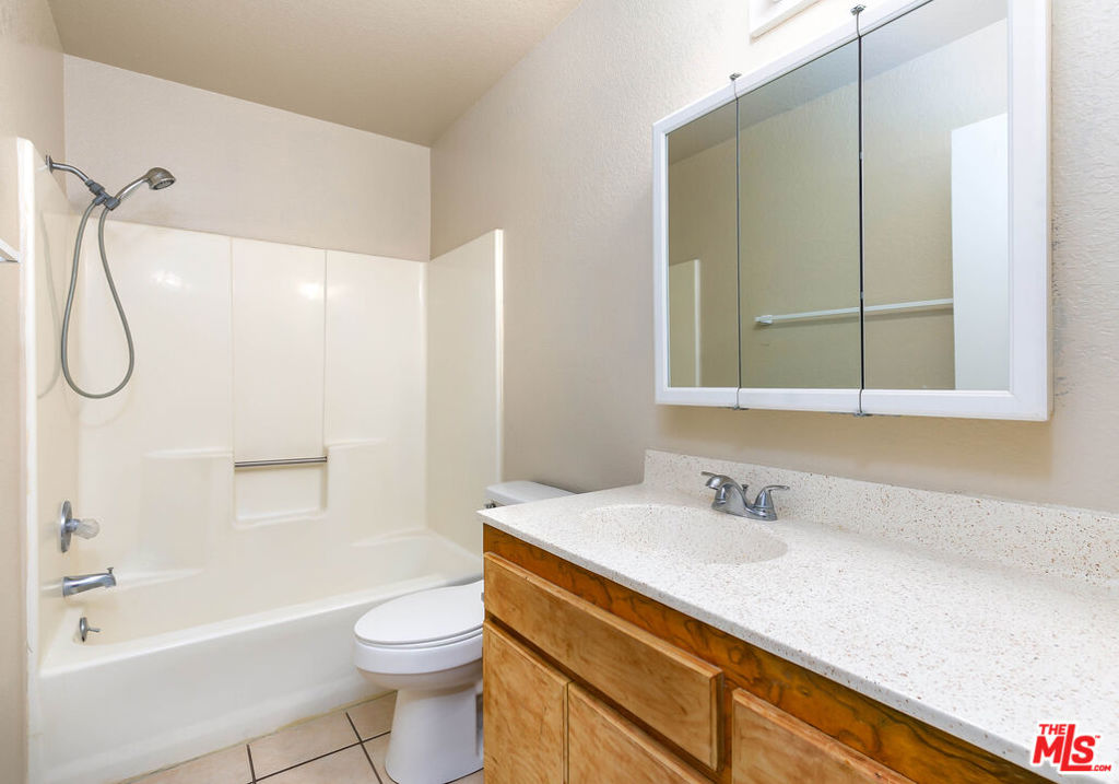 550 E Avenue H14 Property Photo 9