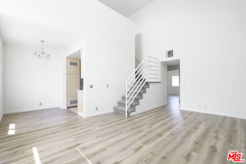 22705 Del Valle Street Property Photo 6