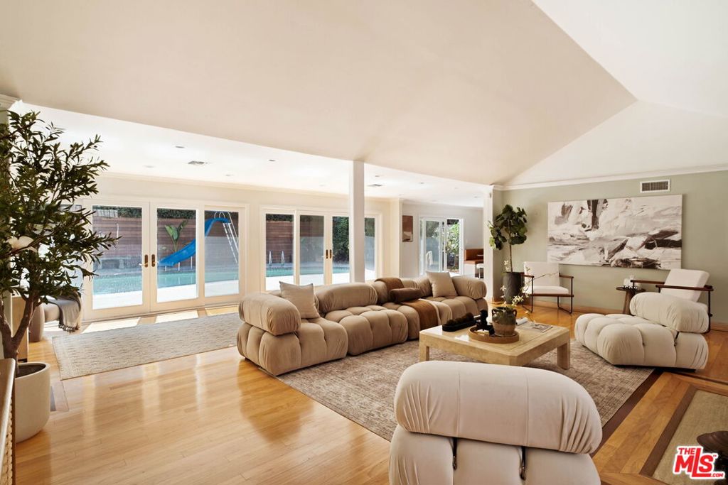 2103 N Hobart Boulevard Property Photo 10