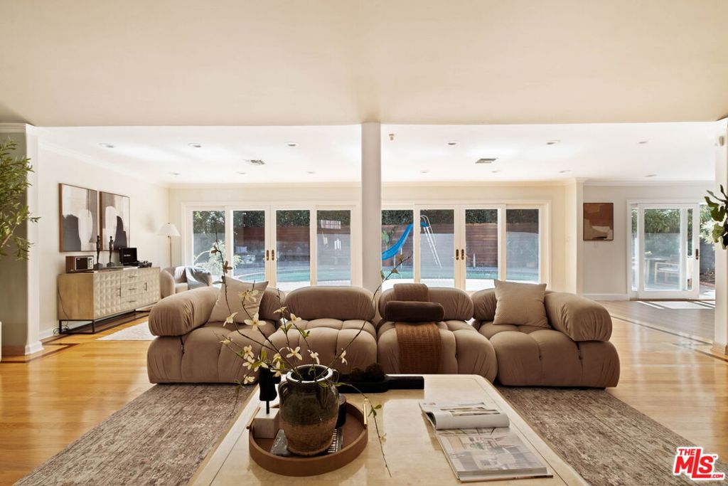 2103 N Hobart Boulevard Property Photo 11