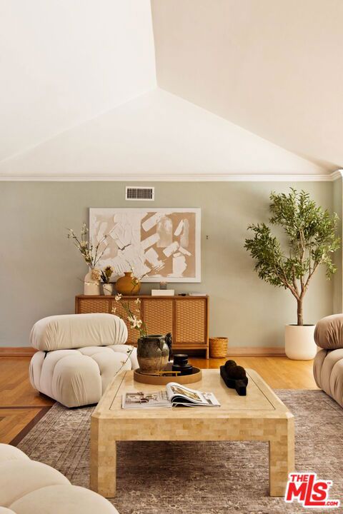 2103 N Hobart Boulevard Property Photo 13