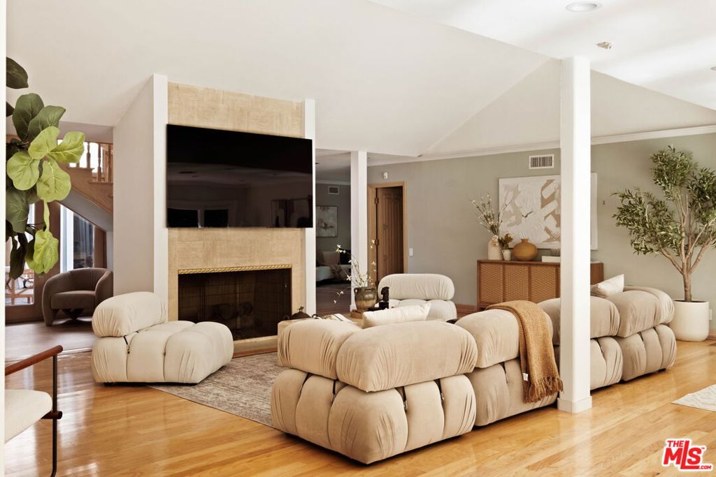2103 N Hobart Boulevard Property Photo 14