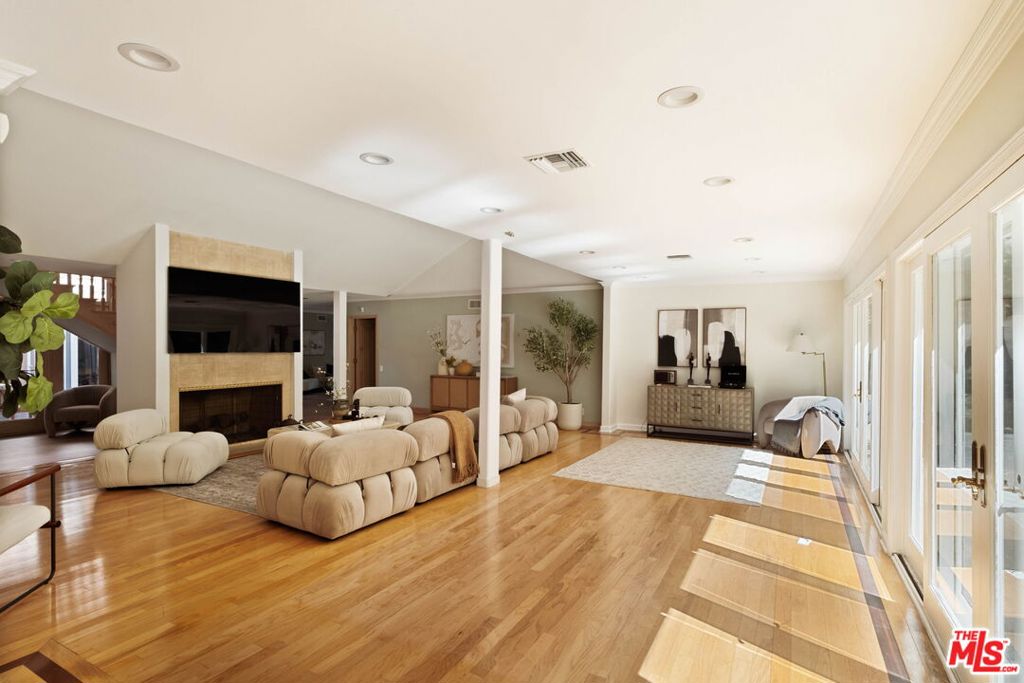 2103 N Hobart Boulevard Property Photo 15