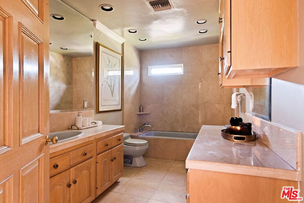 2103 N Hobart Boulevard Property Photo 56