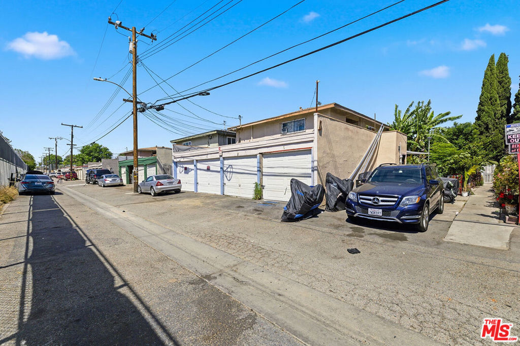 2459 Angela Street Property Photo 6