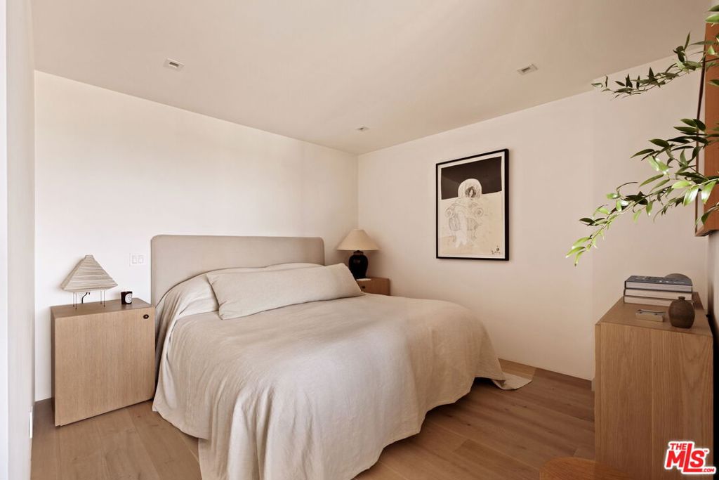 999 N Doheny Drive 807 Property Photo 6