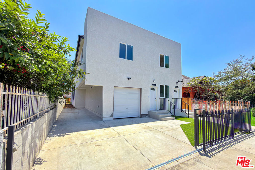 732 E 52nd Street Property Photo 1