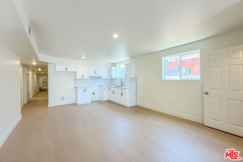 732 E 52nd Street Property Photo 3