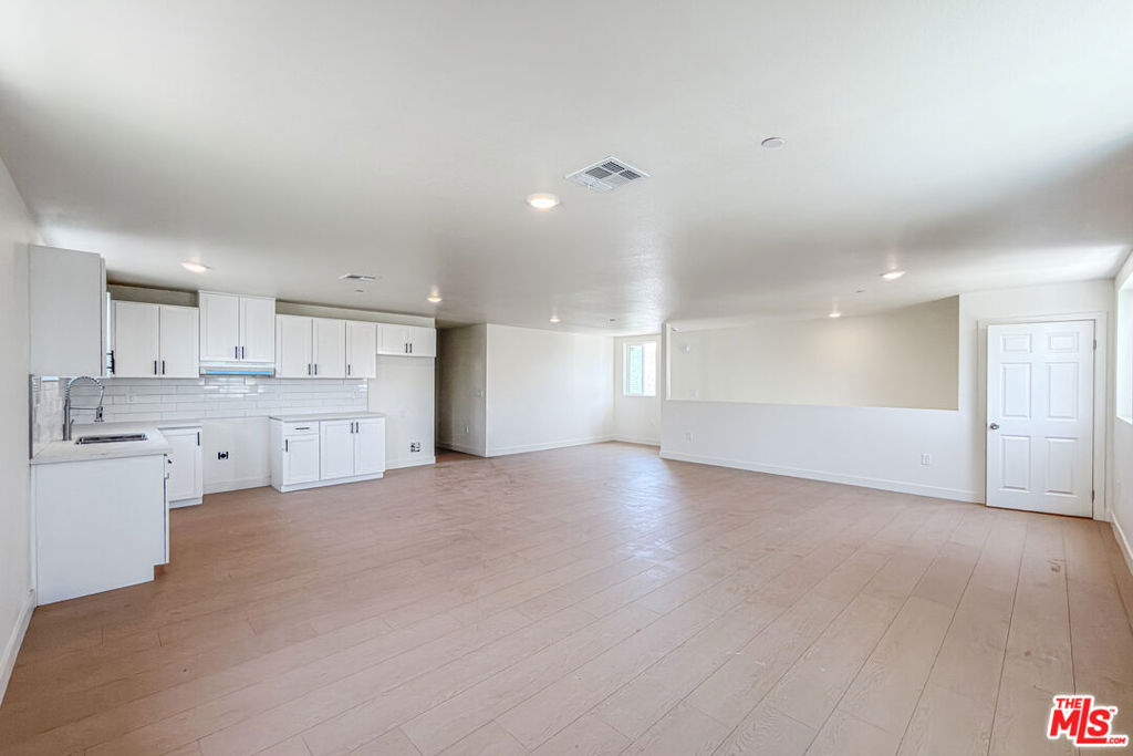 732 E 52nd Street Property Photo 9
