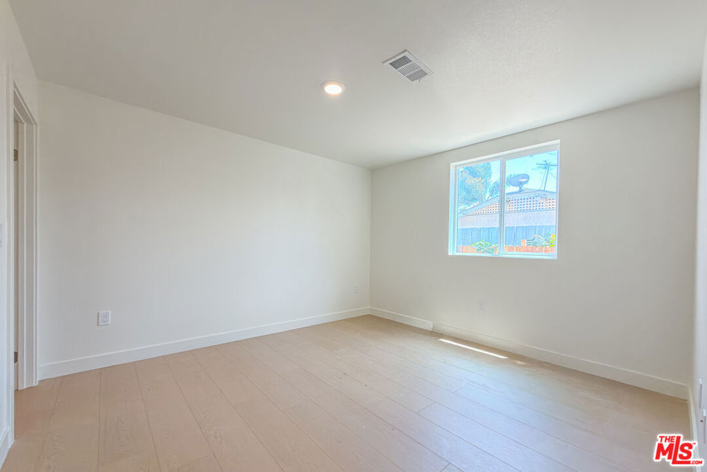 732 E 52nd Street Property Photo 15