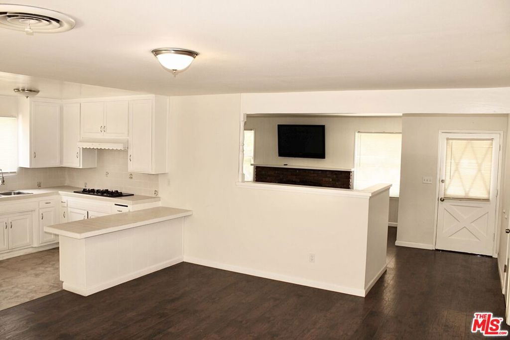 20158 Gresham Street Property Photo 4