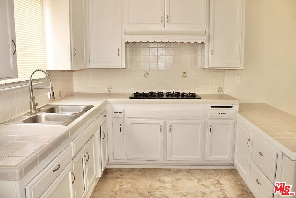 20158 Gresham Street Property Photo 7
