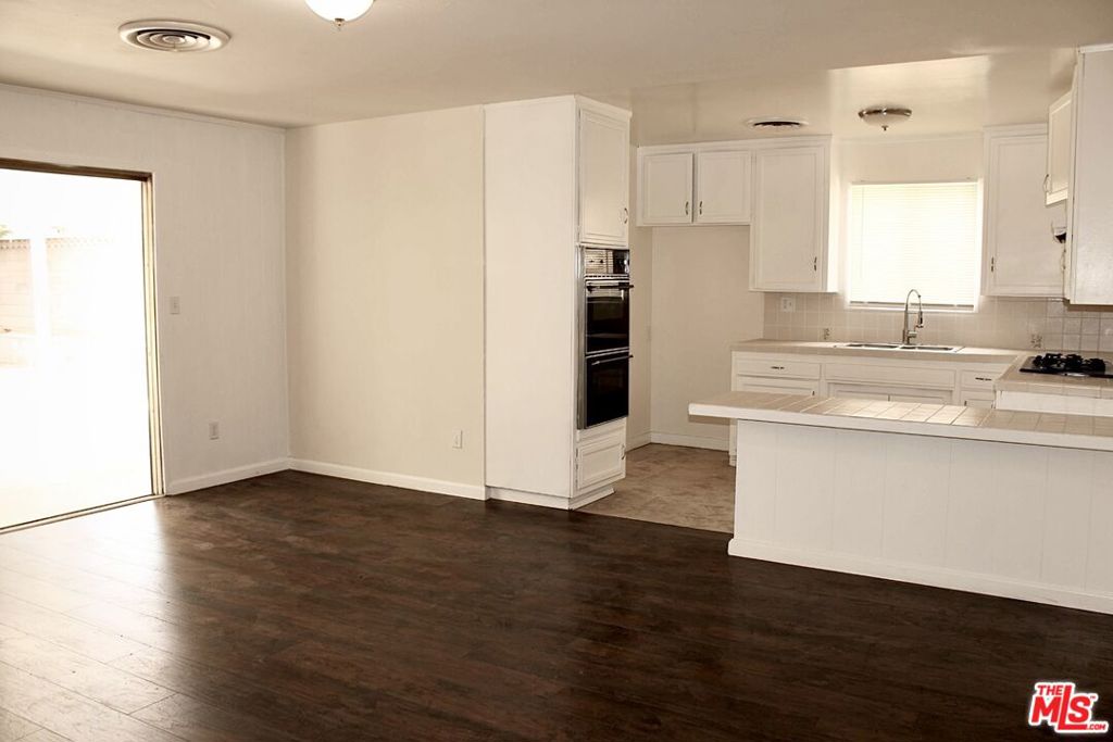 20158 Gresham Street Property Photo 8
