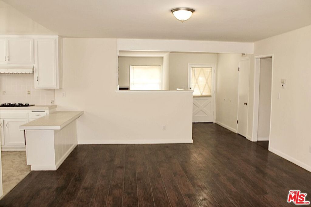 20158 Gresham Street Property Photo 9