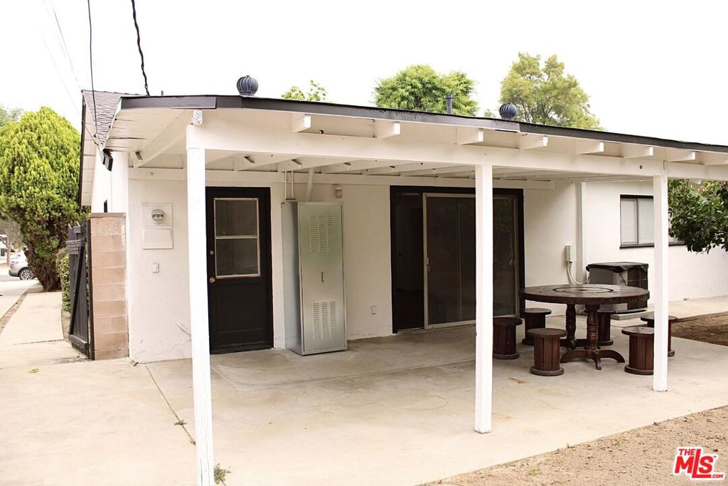 20158 Gresham Street Property Photo 10