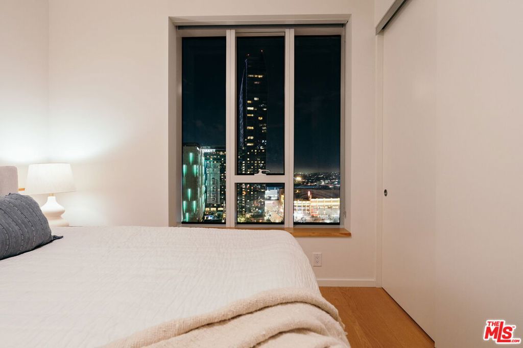 889 Francisco Street 1801 Property Photo 5
