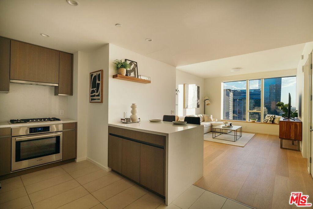 889 Francisco Street 1801 Property Photo 10