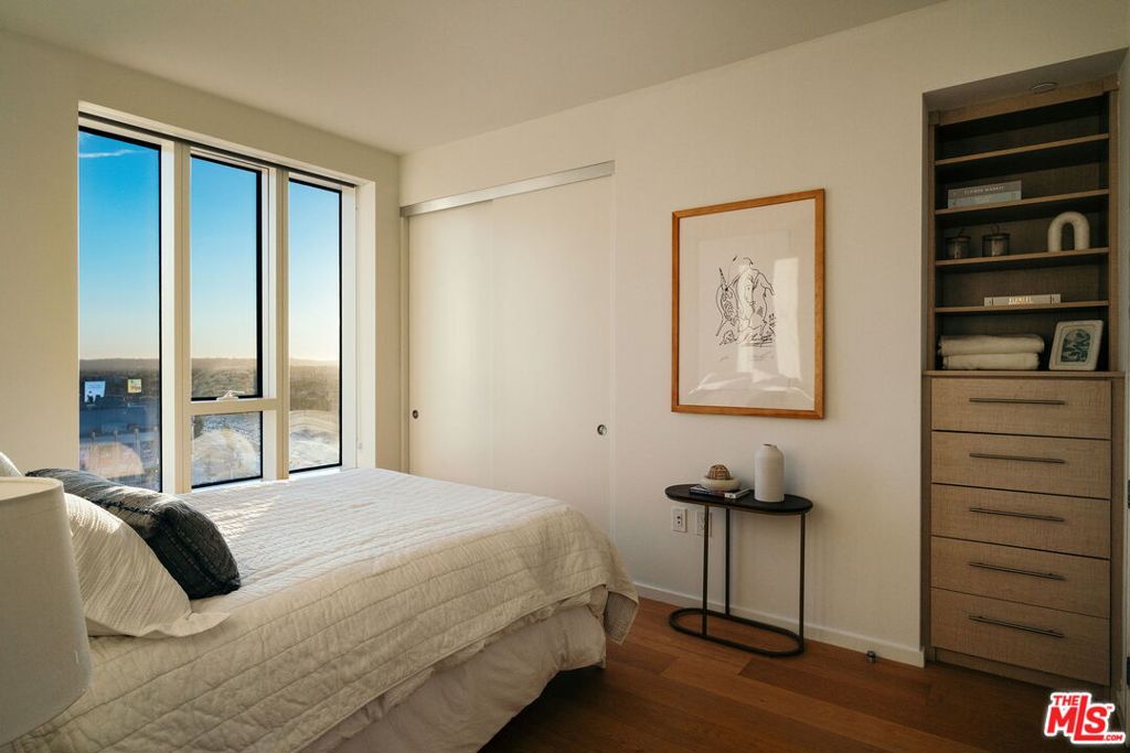 889 Francisco Street 1801 Property Photo 14