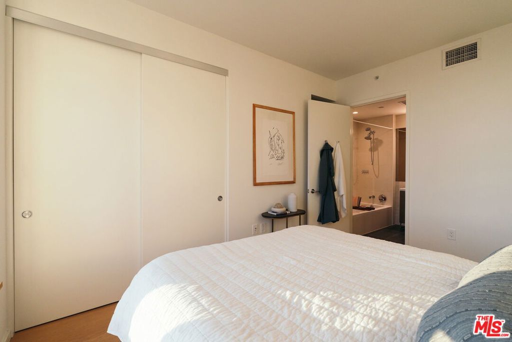 889 Francisco Street 1801 Property Photo 16