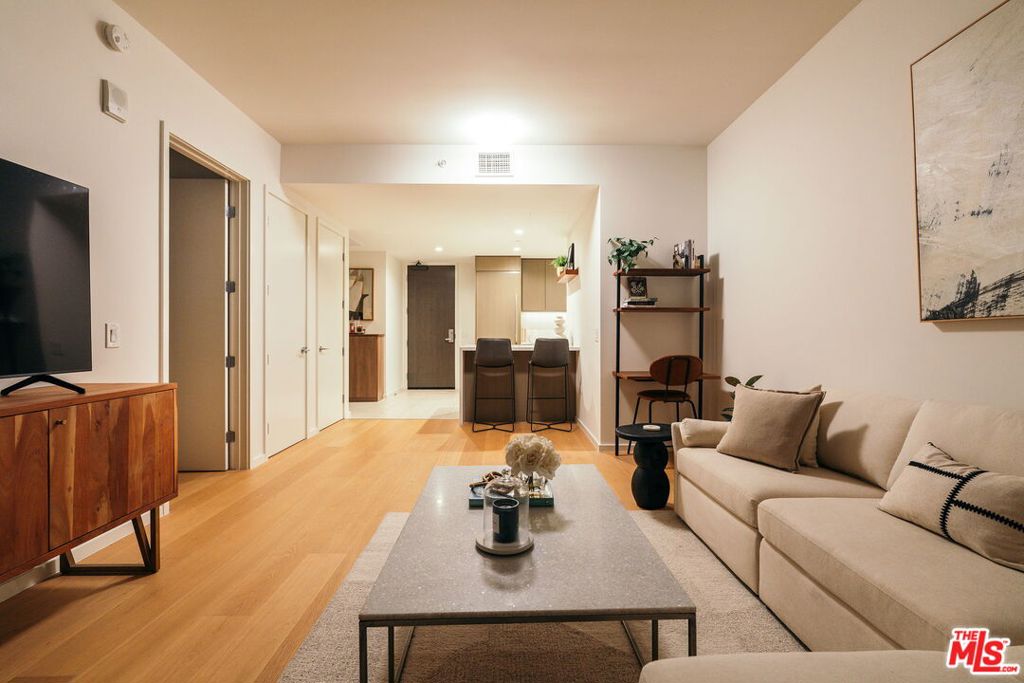 889 Francisco Street 1801 Property Photo 21