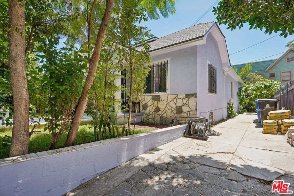 1546 W 30th Street Property Photo 3