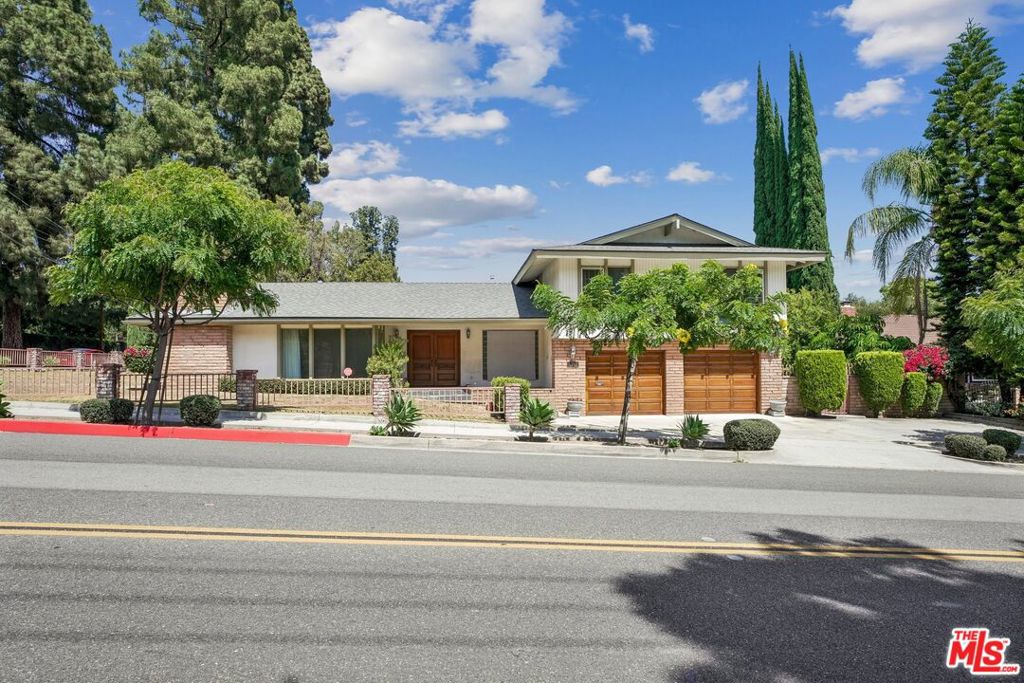 700 W Highland Avenue Property Photo 1