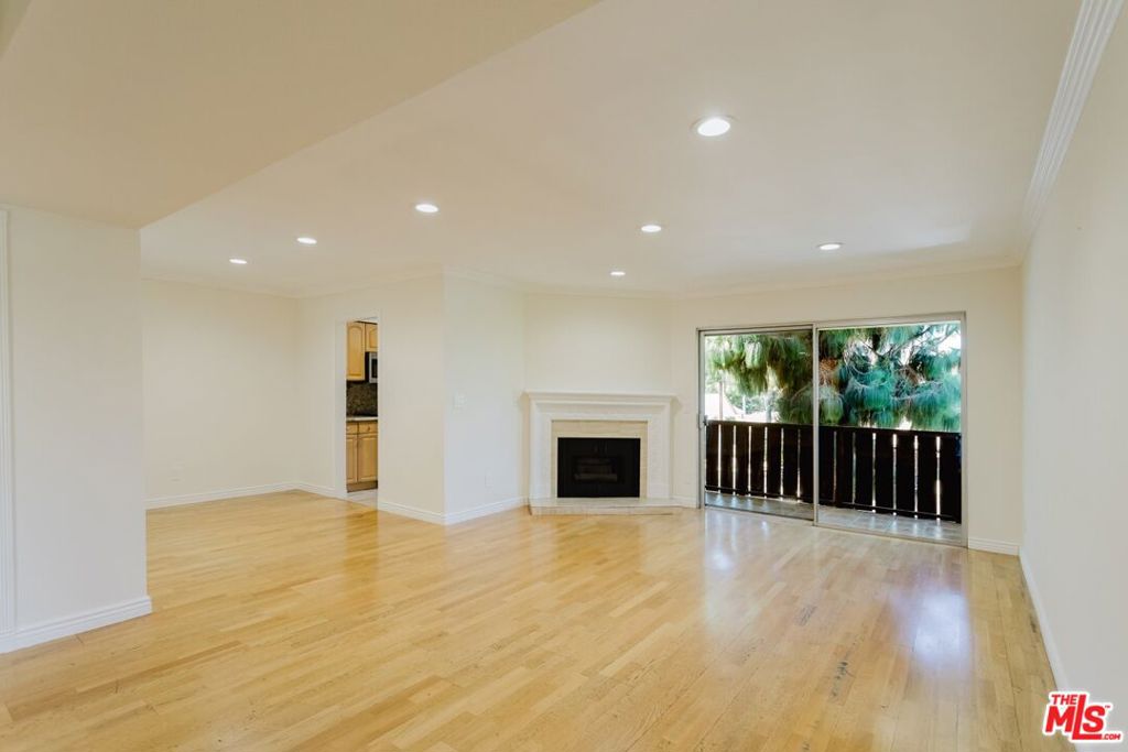 14980 Victory Boulevard 201 Property Photo 2