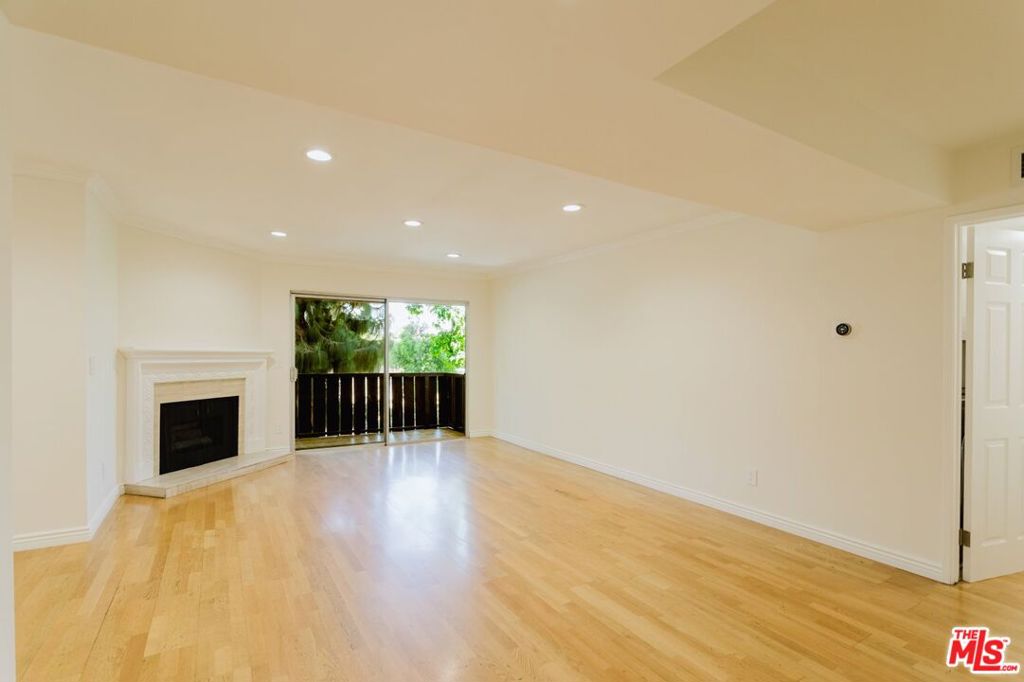 14980 Victory Boulevard 201 Property Photo 5